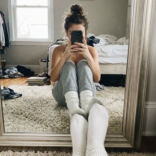 Mujer guapa con calcetines